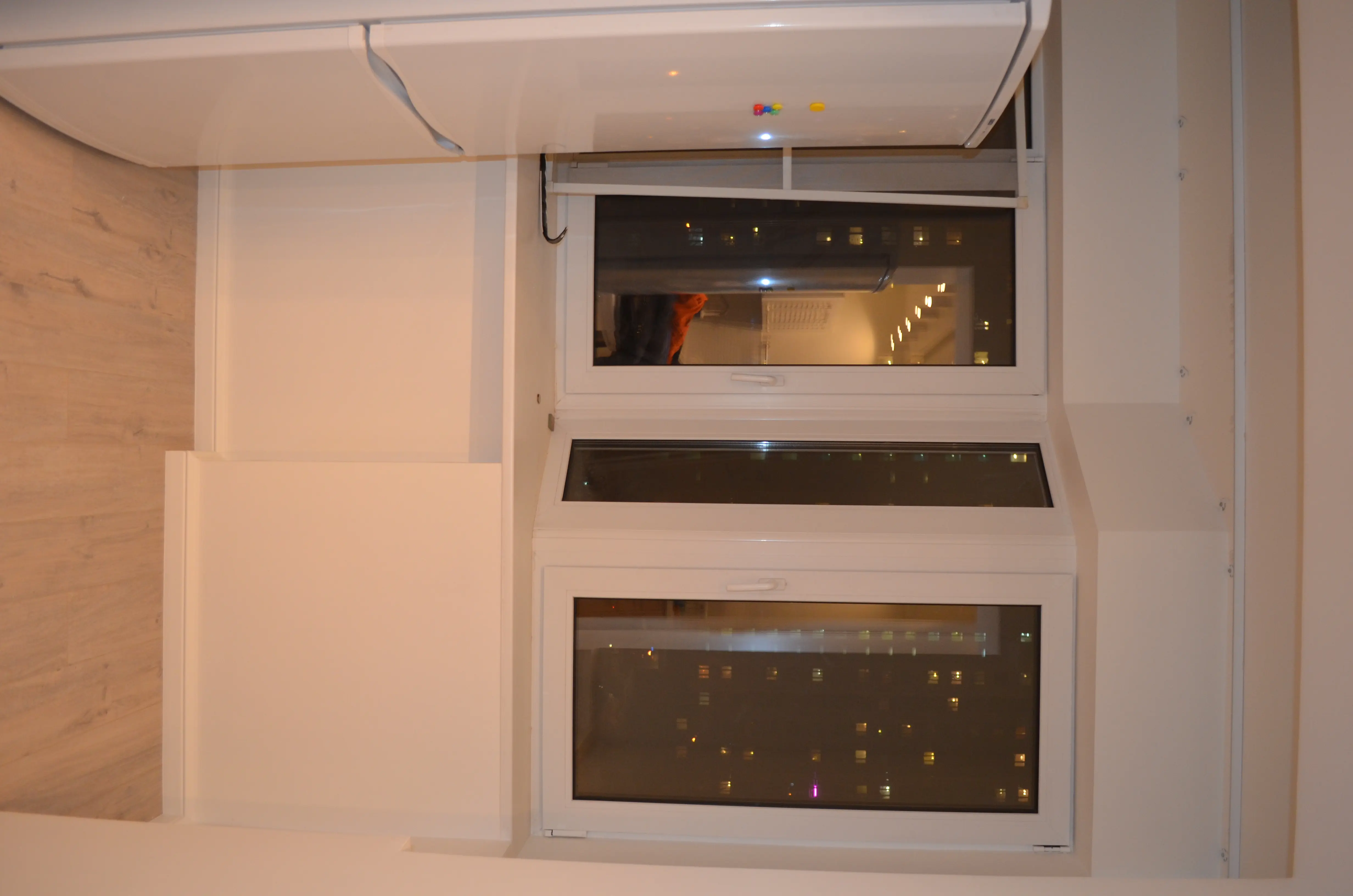 Готовый интерьер квартиры с мягкой зоной и столовой группой